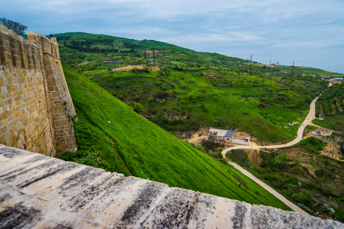 каменная древняя стена оборонительной крепости в горах