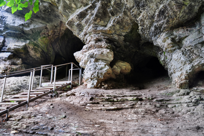 Вход в Ахштырскую пещеру в Сочинском национальном парке