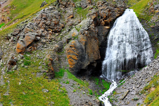 Водопад Девичьи косы между горами Северного Кавказа
